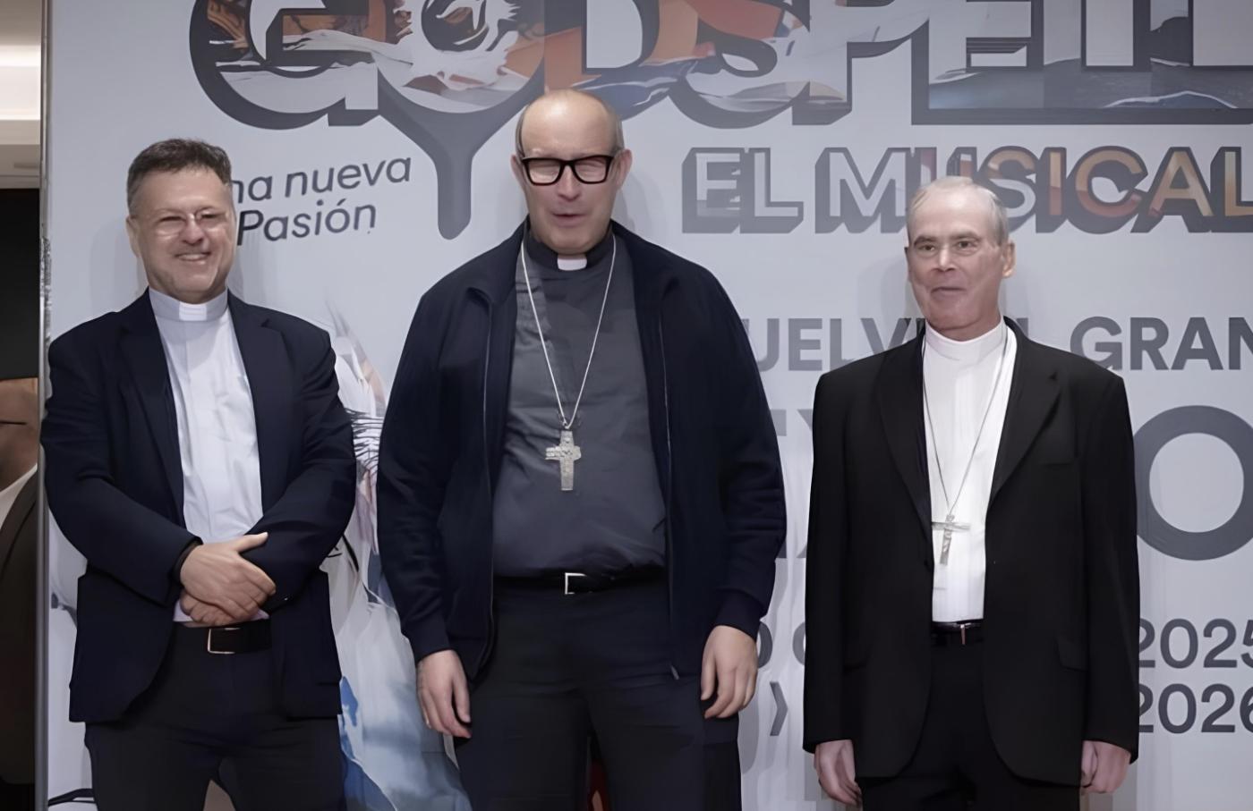 El Obispo, junto al obispo emérito y el delegado de medios de comunicación Rafael Pérez Pallarés