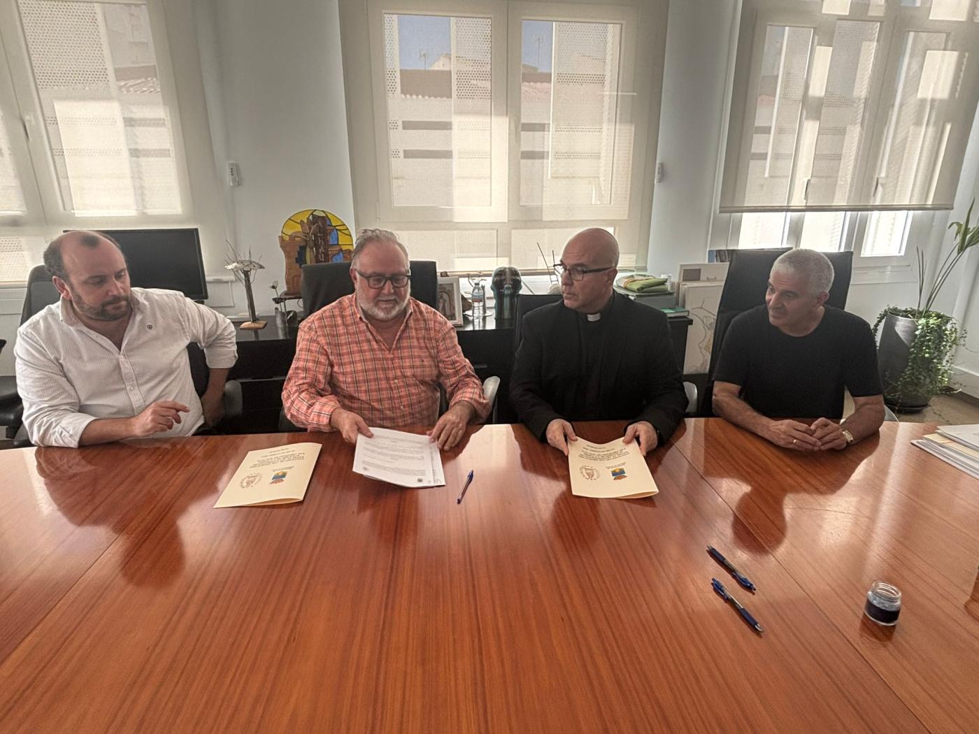 Firma del convenio entre el Ayuntamiento de Alhaur&iacute;n de la Torre y el Obispado para la rehabilitaci&oacute;n de la parroquia de San Sebasti&aacute;n