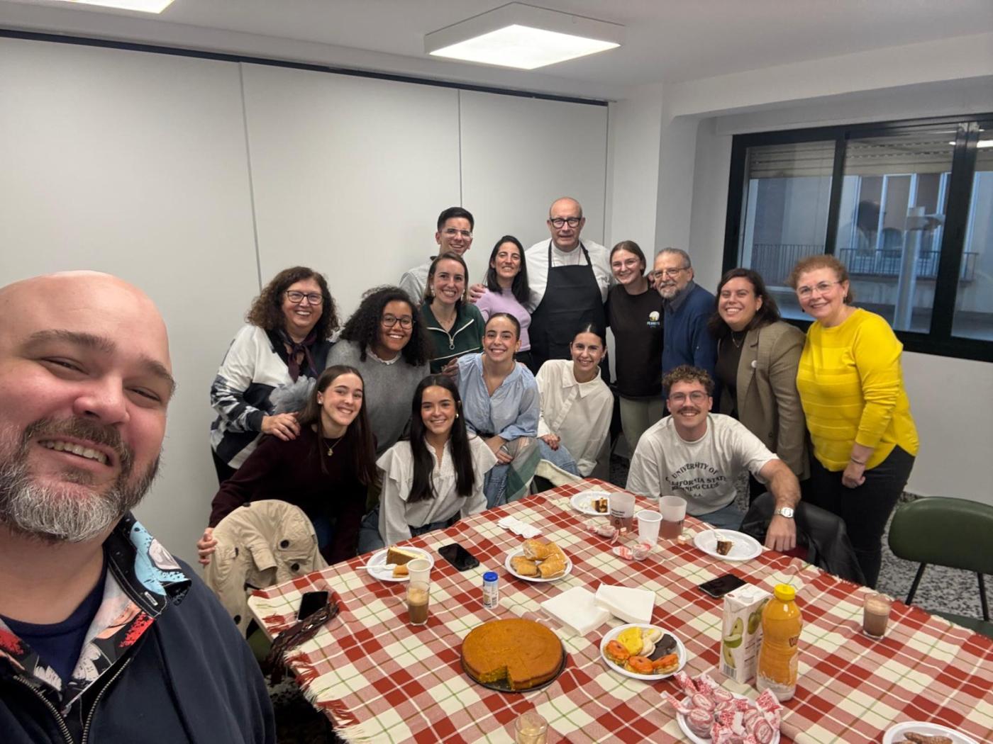 Los jóvenes misioneros comparten experiencia con Mons. Satué