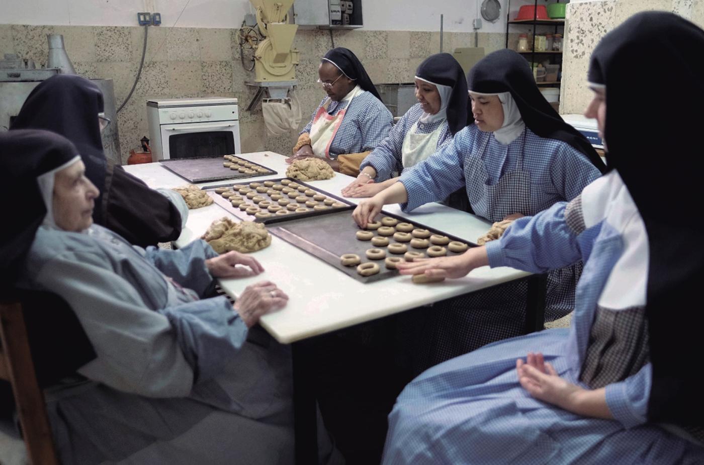 Religiosas de clausura elaborando dulces de forma artesanal