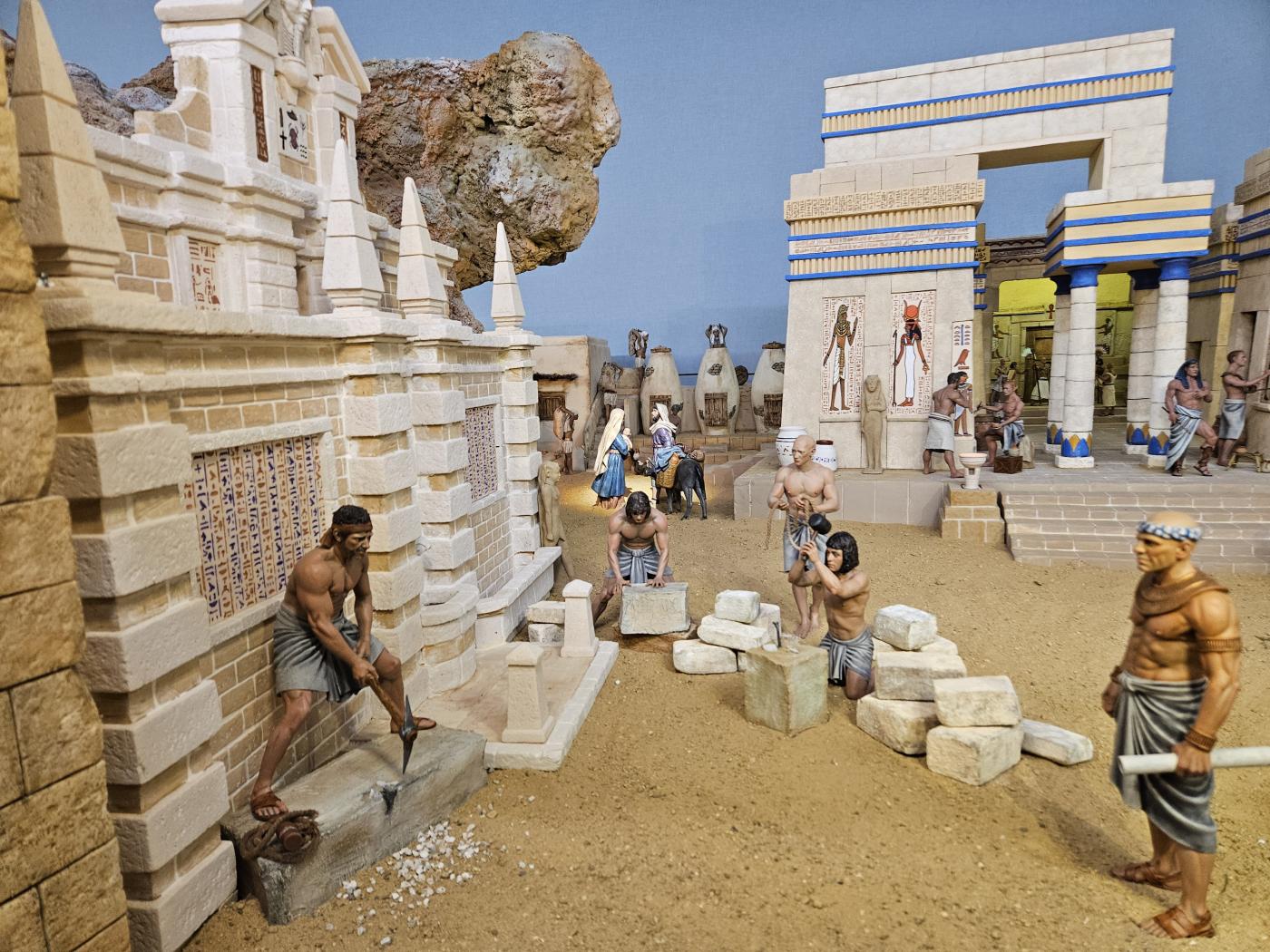 La malague&ntilde;a Fuente de la Olla integrada adorna el pasaje de la Visitaci&oacute;n