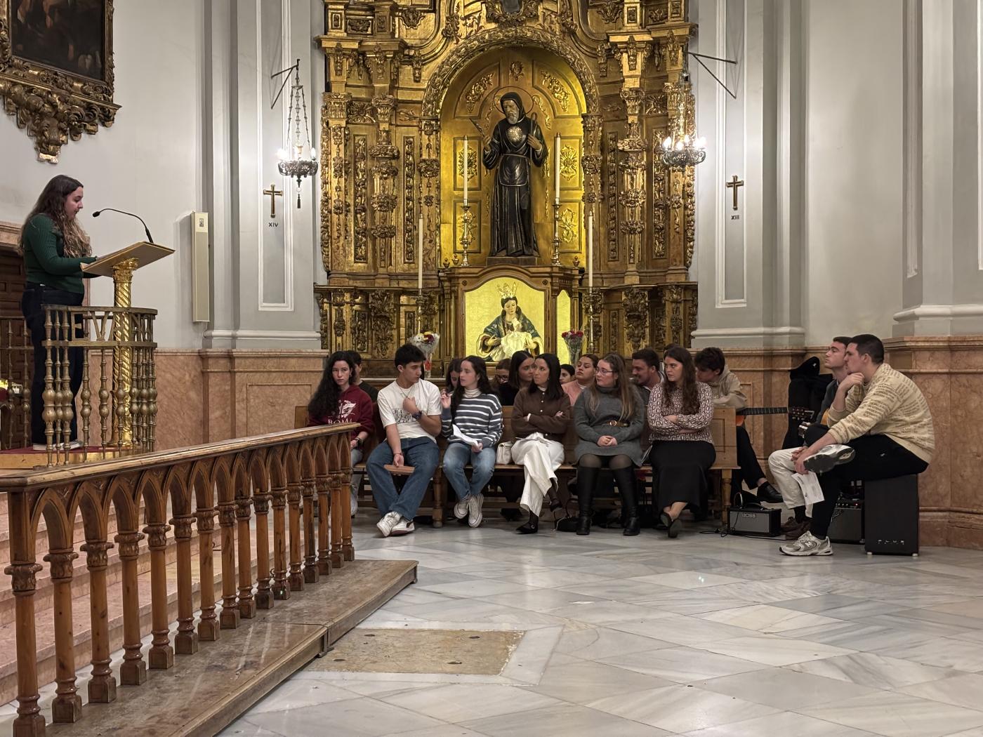 Mons. Satué a los jóvenes: «Alégrate, confía y ofrécete. El sí de María cambió la historia»