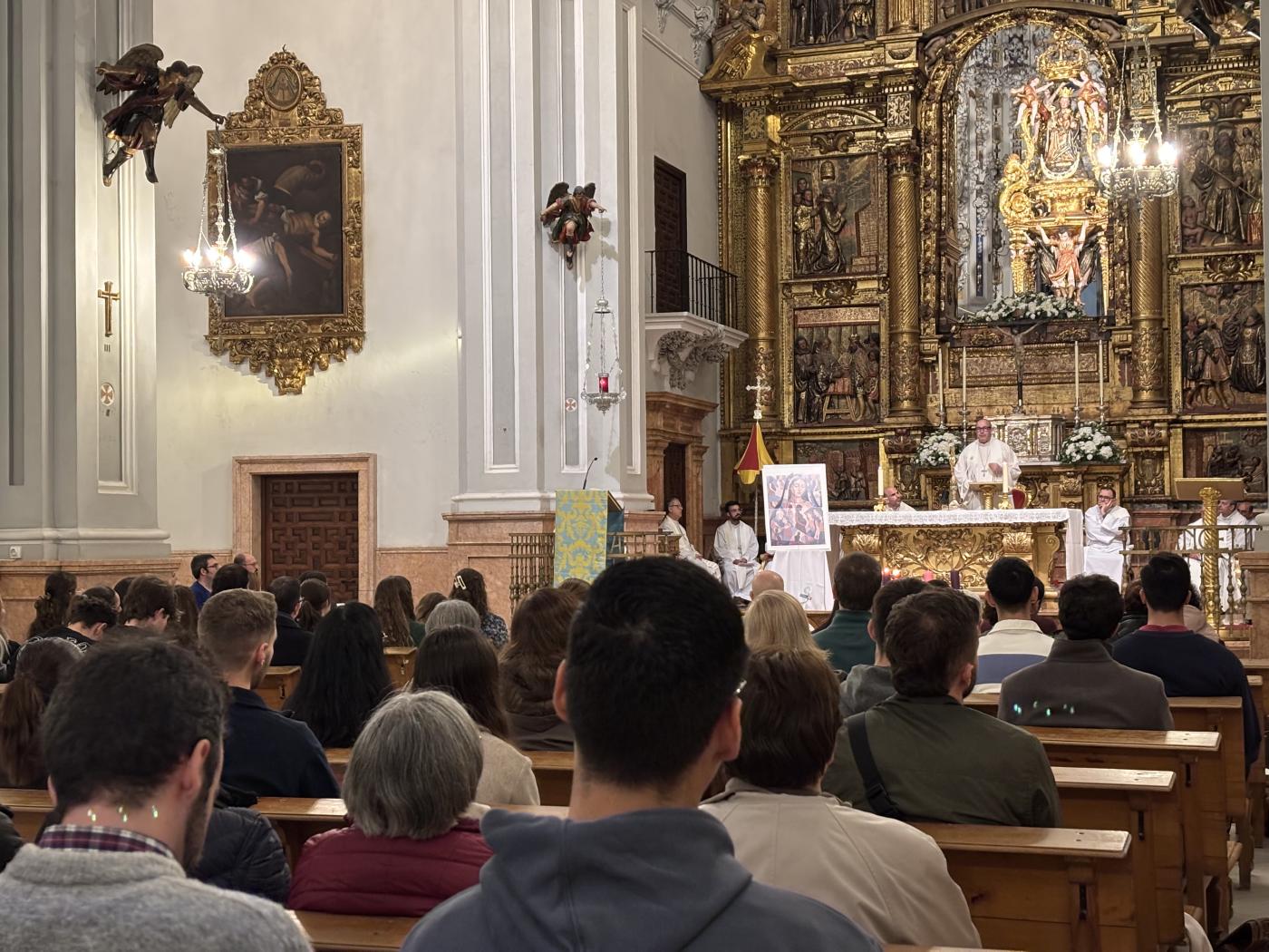 Mons. Satué a los jóvenes: «Alégrate, confía y ofrécete. El sí de María cambió la historia»