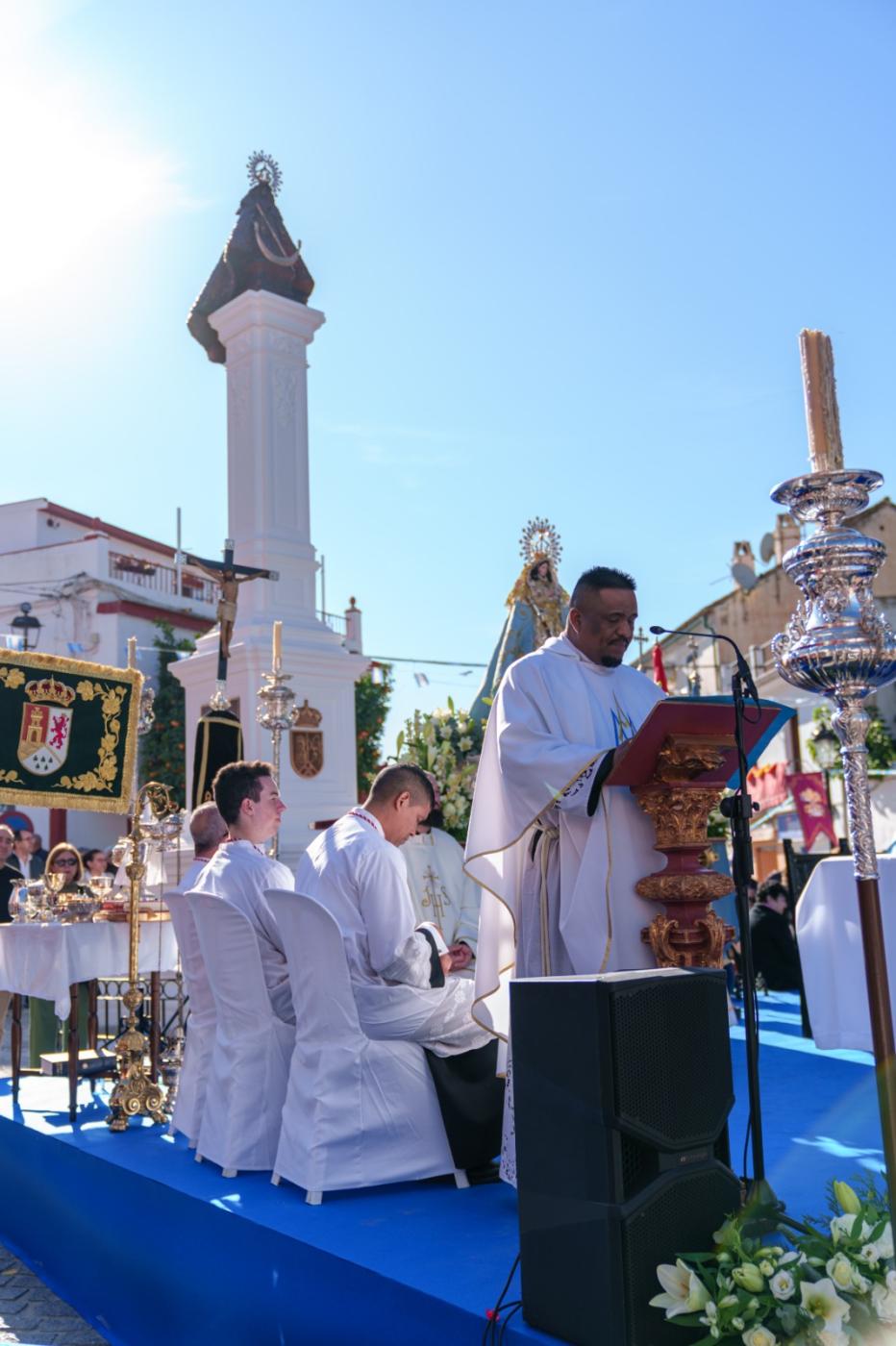 Pizarra vive un día histórico con la bendición del monumento del Triunfo a la Virgen de la Fuensanta 