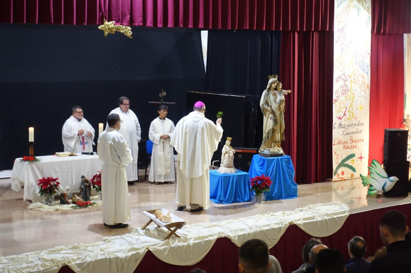 Bendici&oacute;n de la imagen de Santa Mar&iacute;a de la Victoria durante la Misa de Navidad en el Centro Penitenciario de Alhaur&iacute;n de la Torre