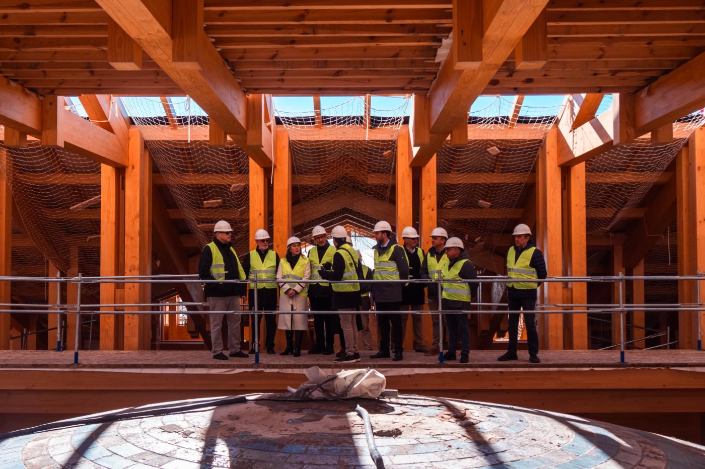Momento de la visita de las consejeras de Econom&iacute;a y Cultura a las cubiertas de la Catedral