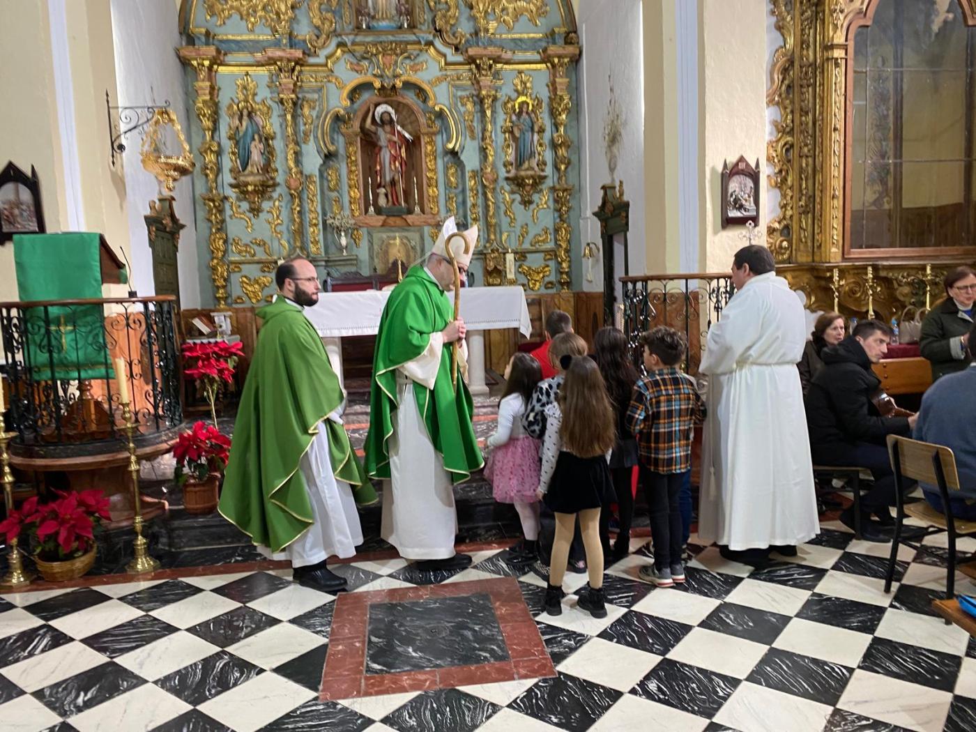Cuevas Bajas recibe al Obispo y le ofrece su tradicional zanahoria morada