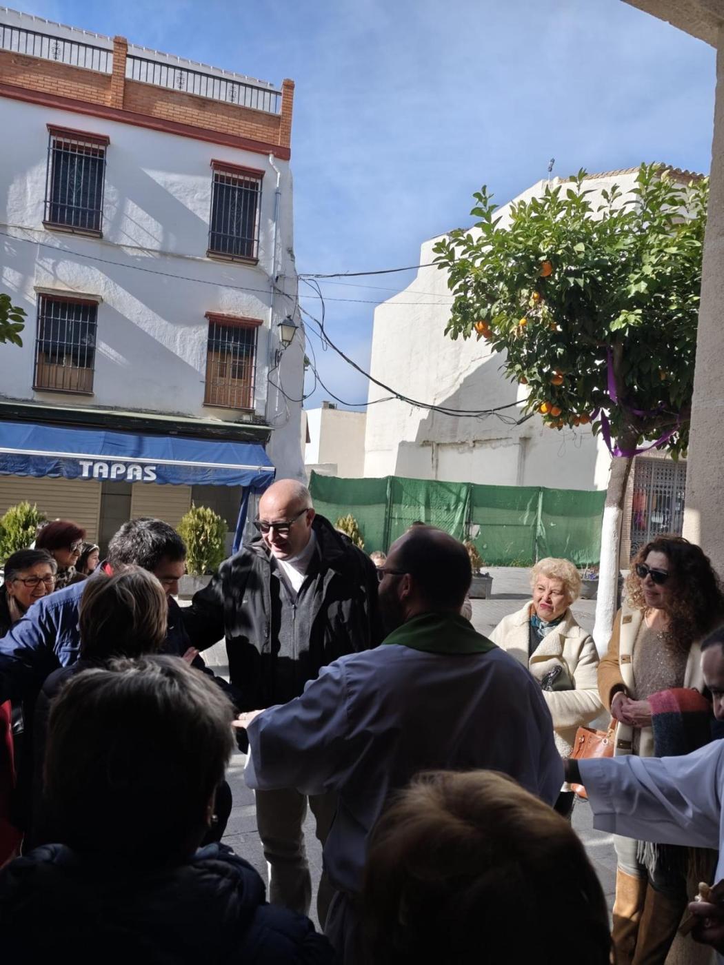 Cuevas Bajas recibe al Obispo y le ofrece su tradicional zanahoria morada