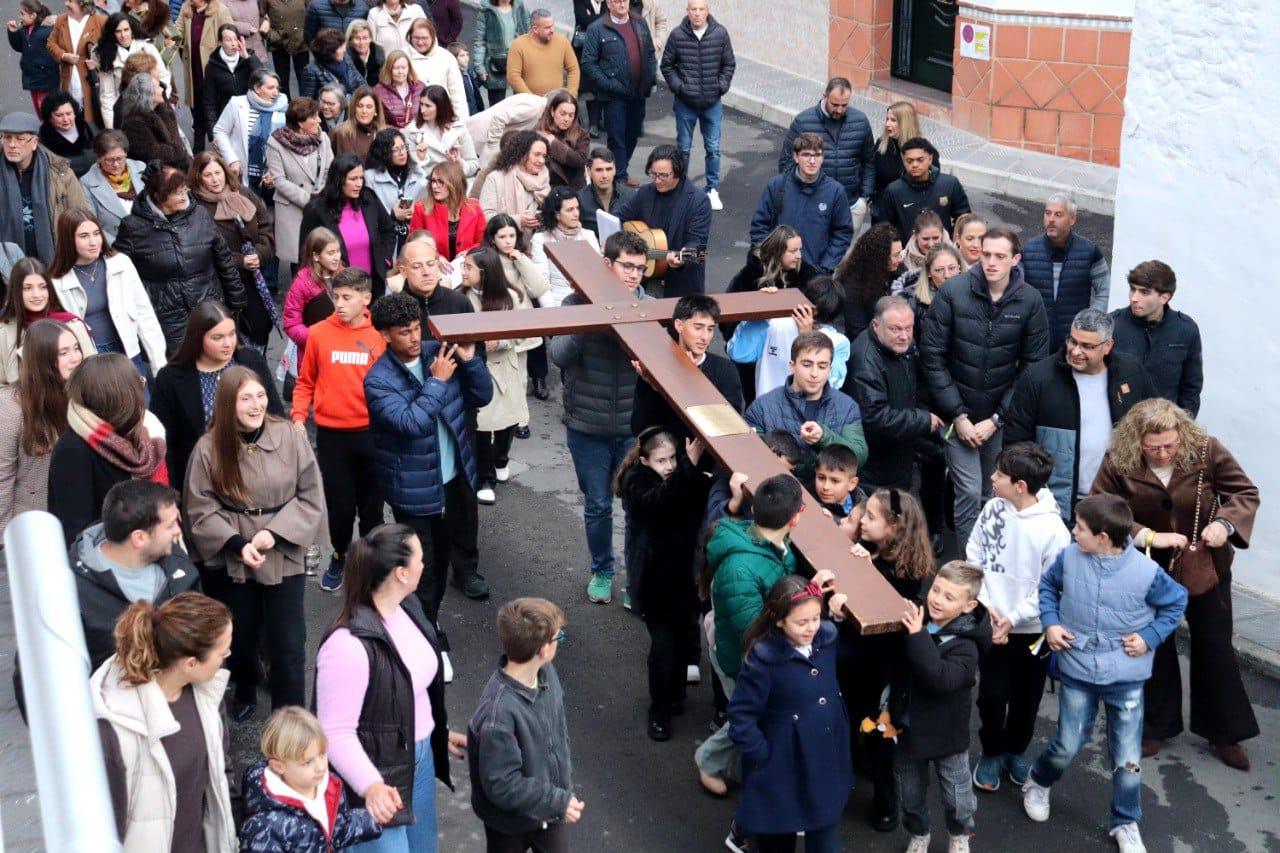Benamocarra e Iznate reciben la Cruz y el Icono de los jóvenes