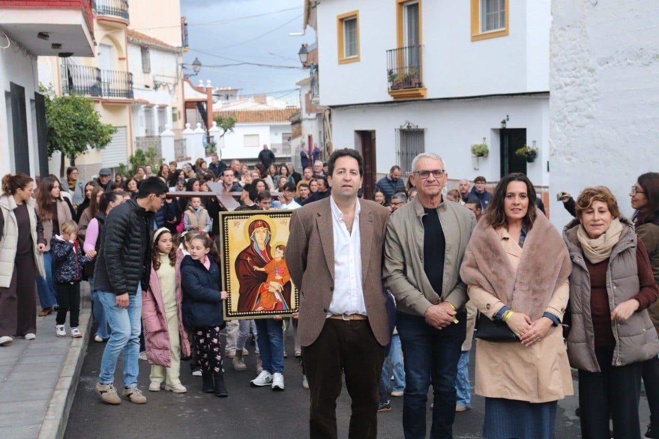 Benamocarra e Iznate reciben la Cruz y el Icono de los jóvenes