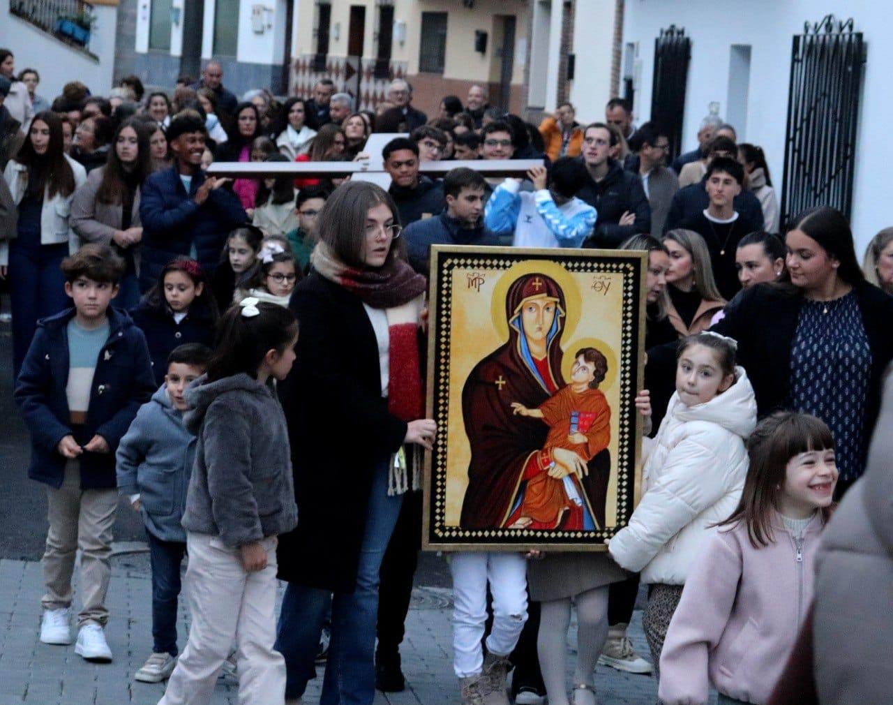 Benamocarra e Iznate reciben la Cruz y el Icono de los jóvenes
