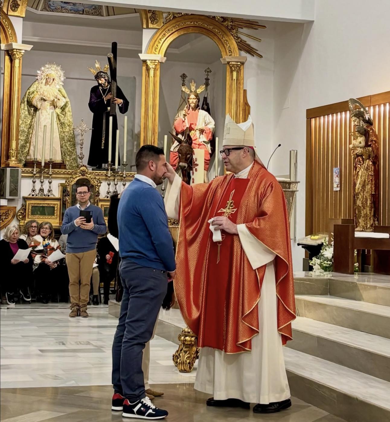 Casi cien adultos de las parroquias de Fuengirola-Torremolinos reciben el sacramento de la Confirmación