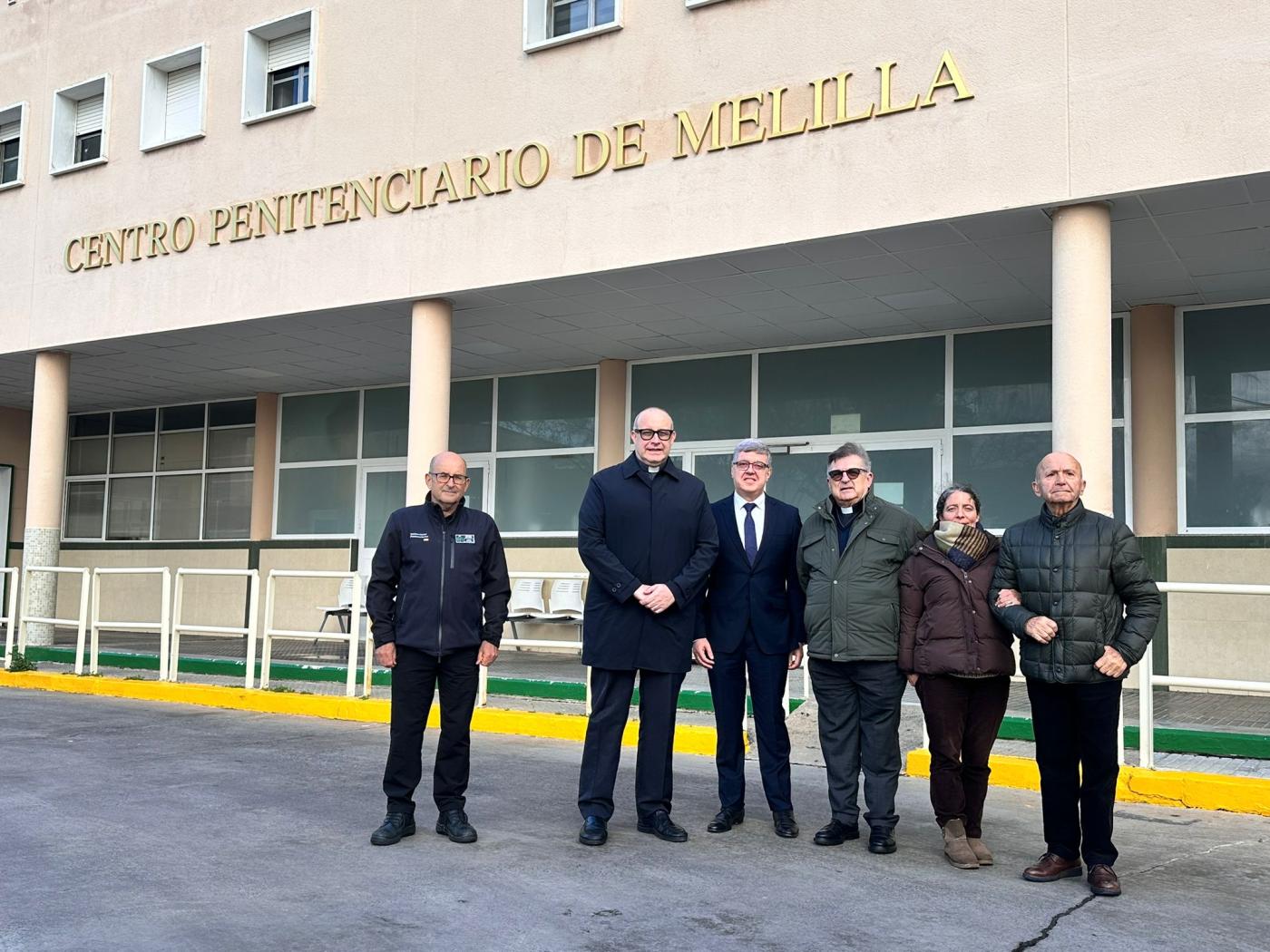 El Obispo, en su visita al centro penitenciario, junto a personal del centro penitenciario, y Esther y Eduardo, voluntarios de prisiones